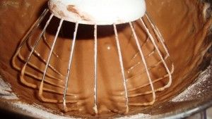 Przygotowanie ciasta czekoladowego z masa kokosowa