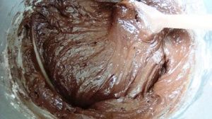 Przygotowanie ciasta czekoladowego z cukinia